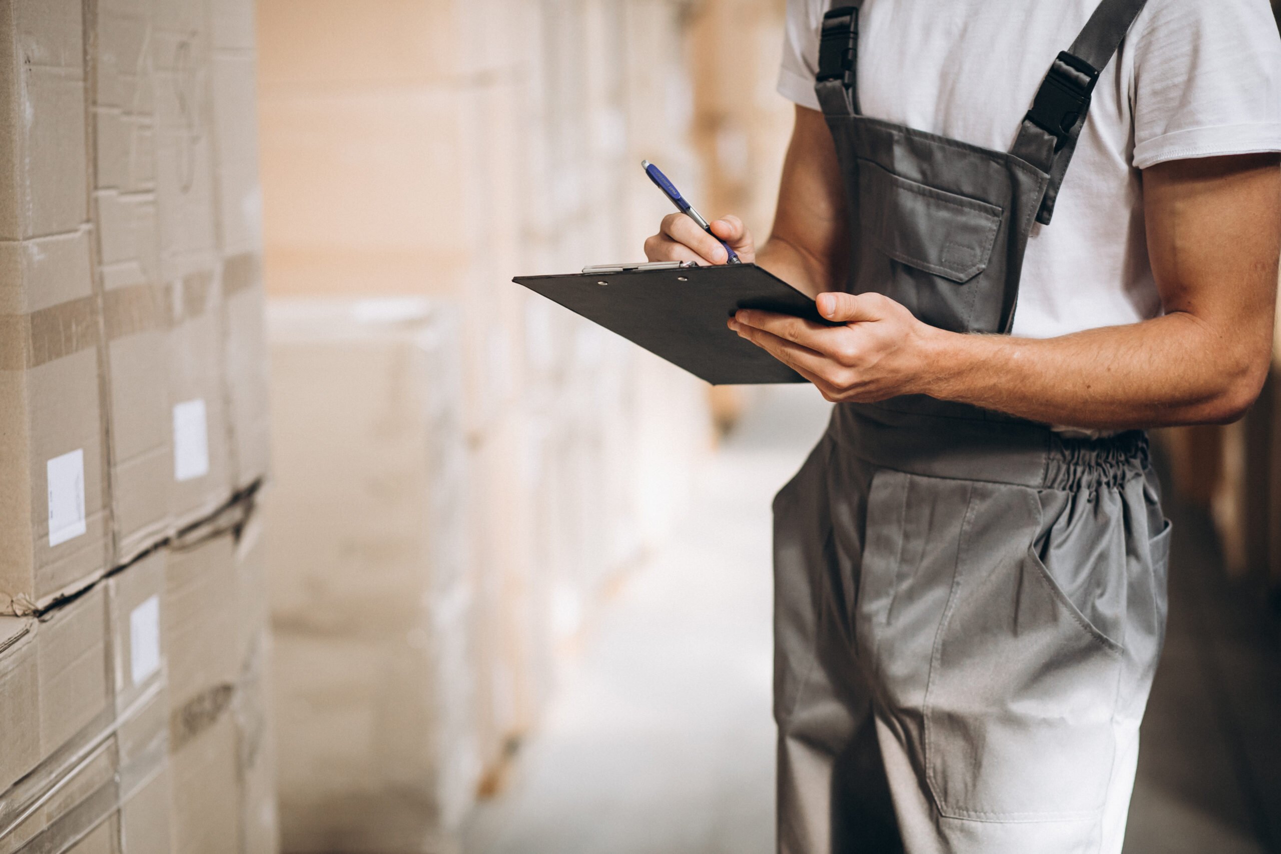 Nearshoring e reshoring: le differenze | Immagine di operai al lavoro in un centro logistico intenti a verificare delle spedizioni