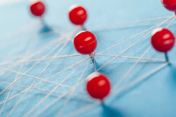 Come trovare distributori all'estero | Immagine di puntine collegate con dei fili per riprodurre una mappa