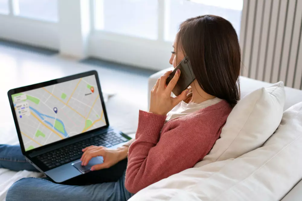 Geomarketing | Manager donna al telefono con una mappa visibile sul PC